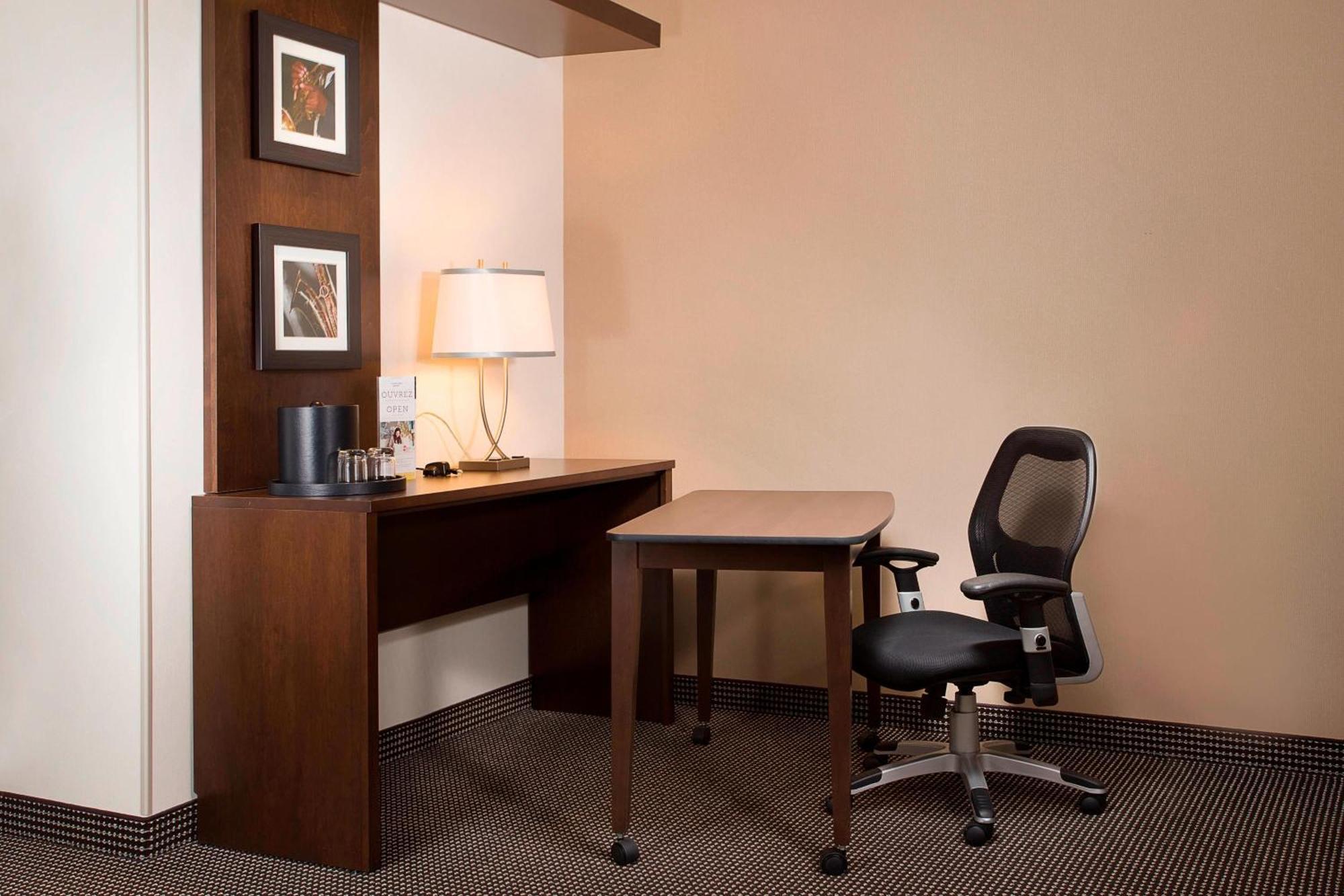 Courtyard Par Marriott Montreal Centre-Ville Exterior photo